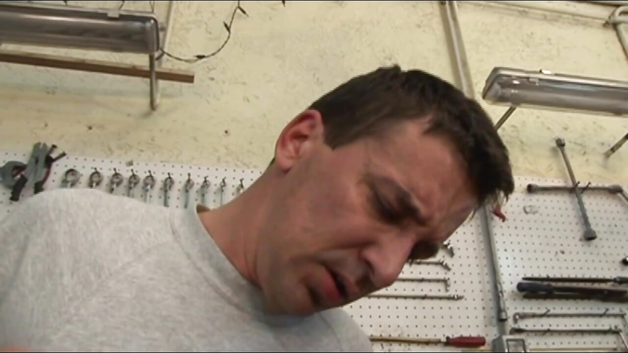 Il Meccanico in Officina Scopa L'assistente E La Cliente