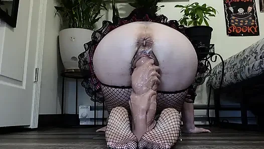 Tante seksi dengan memek berbulu lagi asik ngentot memek berbulunya sampai pegangan mr.hankys danas