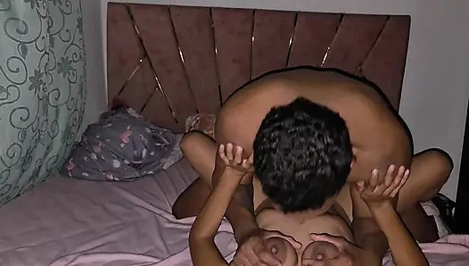 Aku membangunkan teman sekamarku untuk masuk ke memeknya yang sempit