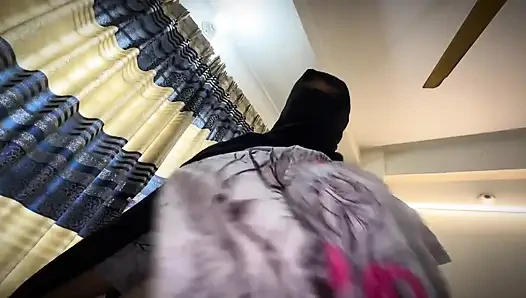 Горячая арабская мусульманская 18-летняя девушка в хиджабе делится чем-то