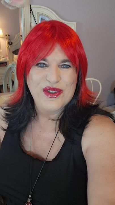 Don't you love my lips! Wouldn't you love to kiss them? Wouldn't you like them to do things for you?