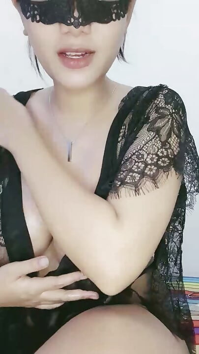 Khoobsoorat bhaartiy larki hastamaithun karte hue skvart karti huee