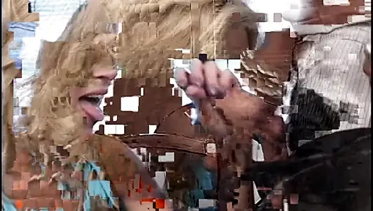 Шлюха-блондинка с маленькими сиськами всегда готова к тройничку с двойным шпилю