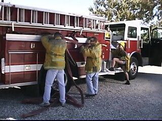Голодная голодная блондинка-шлюха обслуживает всю пожарную команду прямо в пожарной машине