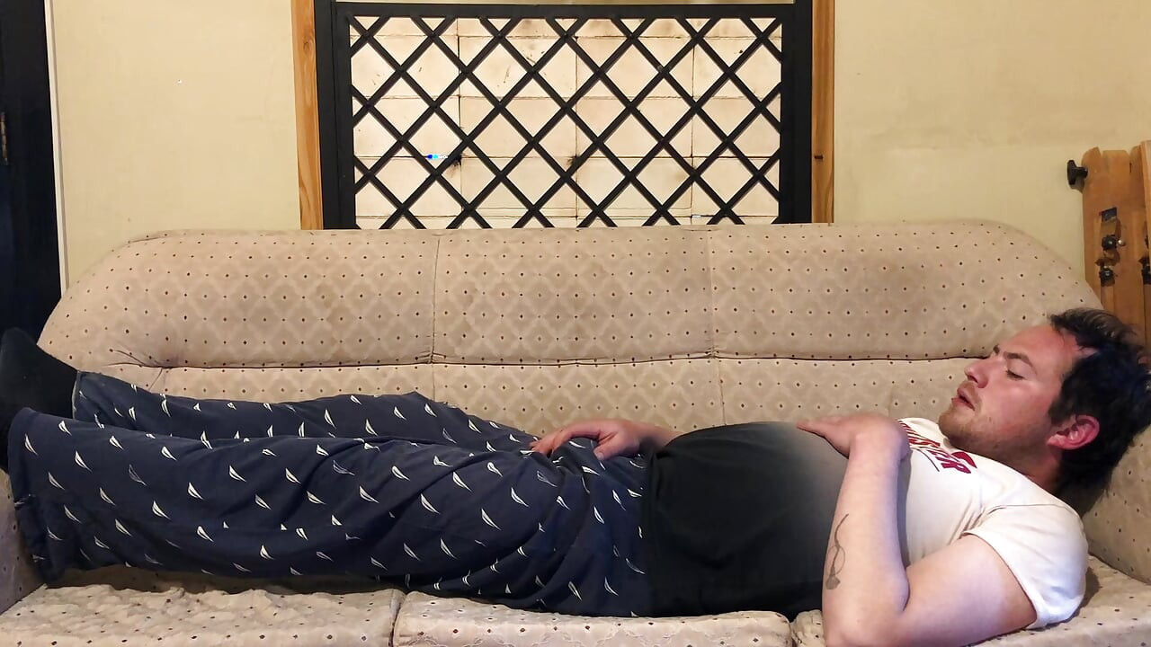Anal-masturbation auf der familiencouch
