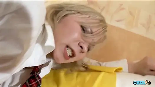 Красивая европейская крошка-блондинка использует грязную секс-игрушку перед жестким анальным сексом