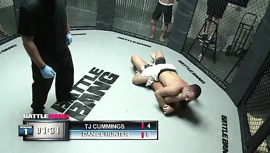 Büyük götlü sarışın kutu kazananını götü ve amcığıyla sikmeyi seviyor