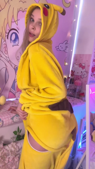 太饥渴了，脱掉这个服装，阴户滴水
