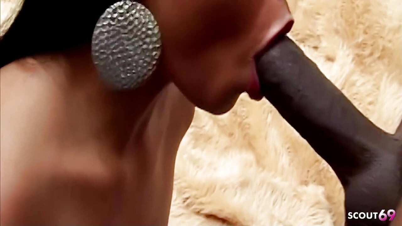 Seksi latino tinejdžerku Minu Scarlett jebu dva velika crna kurca u međurasnoj trojci