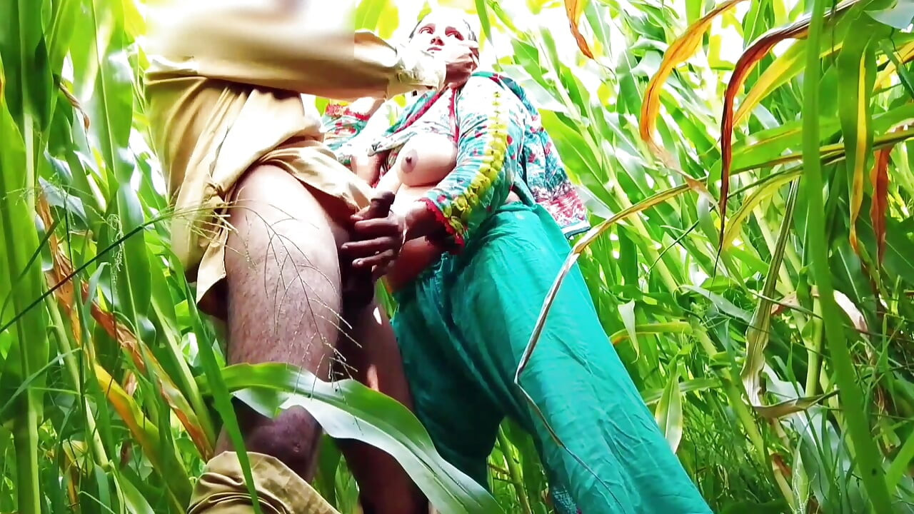 Sexo a três quente fodendo duro ao ar livre