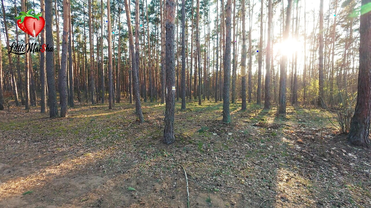 En mager, söt rödhårig jag träffade av en slump i skogen mjölkade mina bollar och kuk torr. Hon slickade också mitt rövhål under processen.
