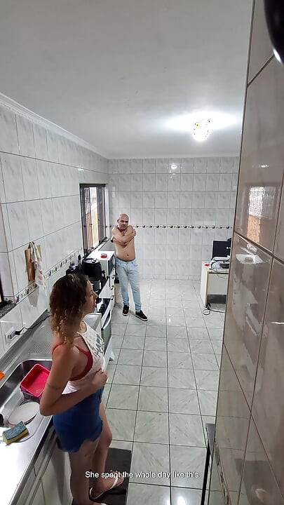 그녀의 옷을 벗고 얼굴에 대고 여친을 받아들이는 메이드.