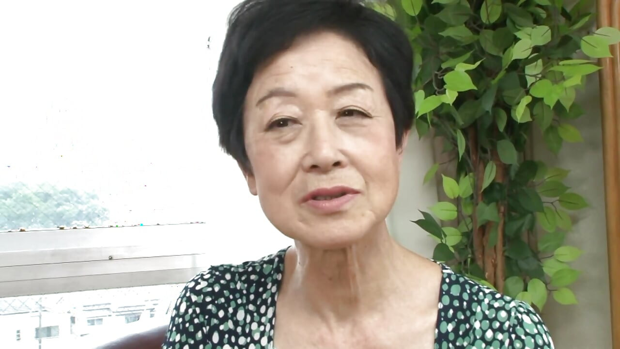 Nobue Tahara - uma mulher de 70 anos não tem problema com ejaculação vaginal.
