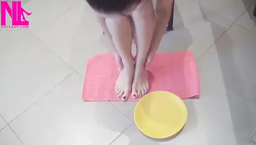 Çıplak ayaklarımla makarna için hamur yapıyorum