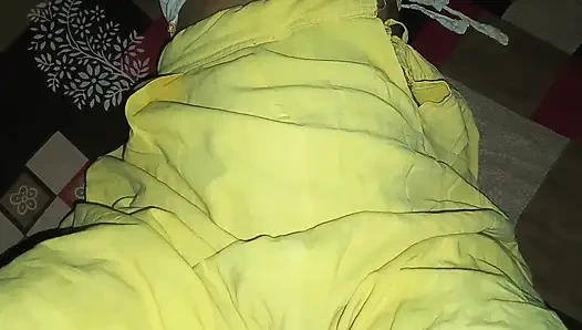 Ah uh steckte meinen finger in meine muschi und fickte meine muschi, fickte mich viel im doggystyle, machte mein muschi-loch von meinem ehemann größer.