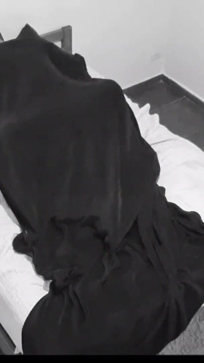 Epický okamžik z "chycen při šukání s brunetkou s velkým zadkem v pronajatém pokoji"