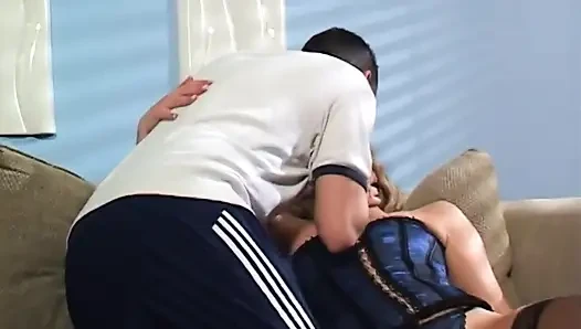 Sarışın genç kız amcığını yalatıyor ve çılgınca parmaklıyor