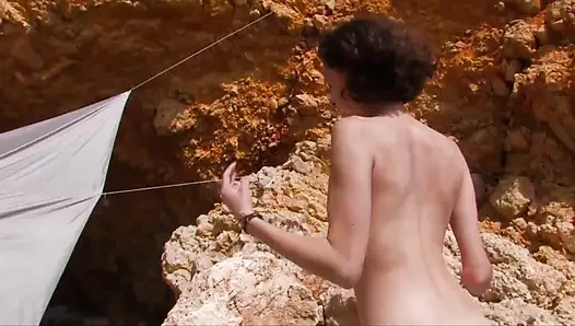 Sahilde açık havada sikişiyor