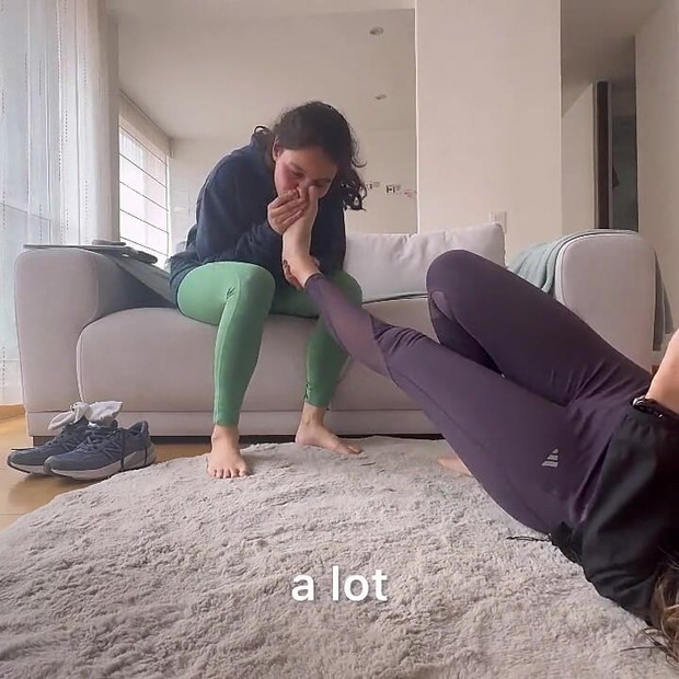 Großes, verschwitztes weibliches fuß-wrestling
