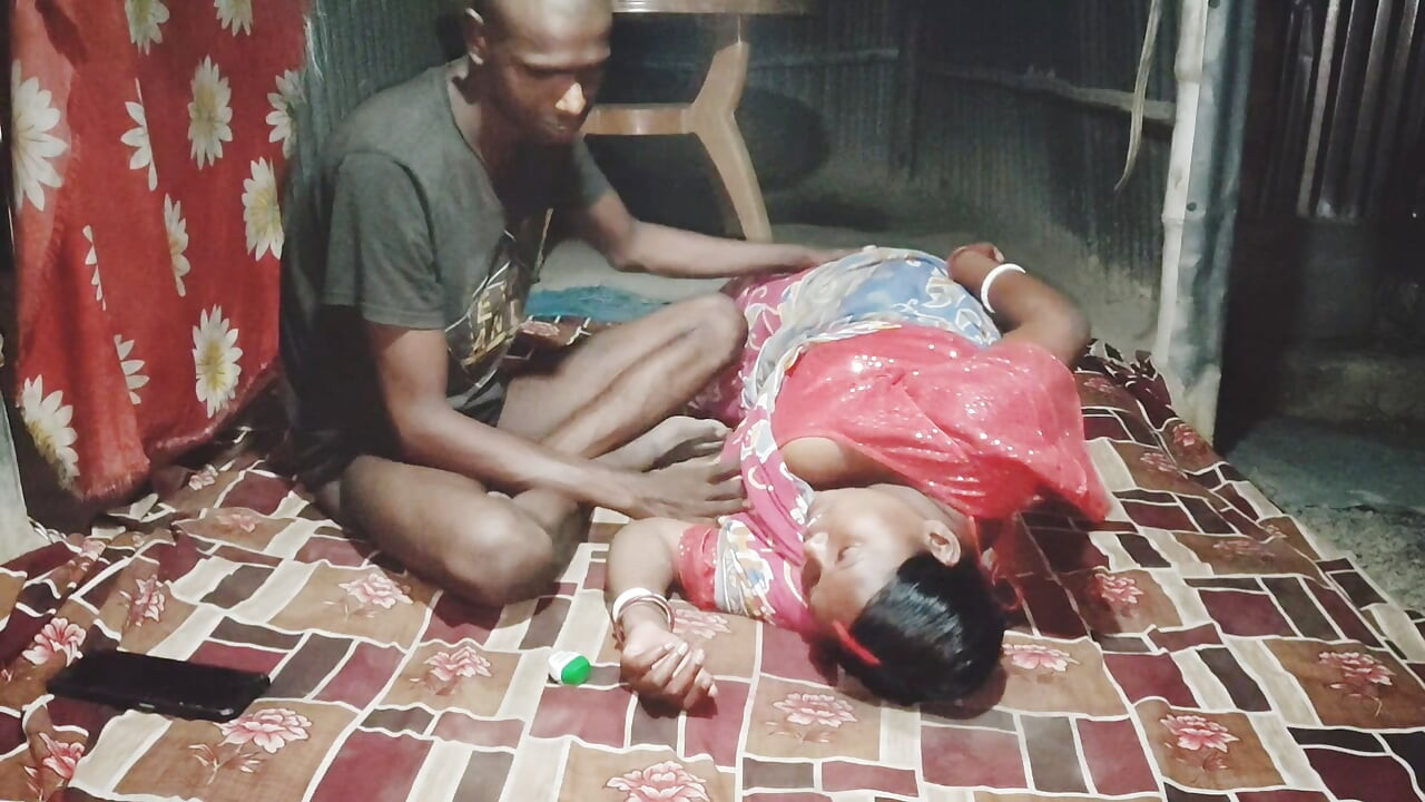 私のインド系デシの妻がセックスで手コキをする