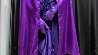 穿着紫色连衣裙和紫色缎面斗篷自慰