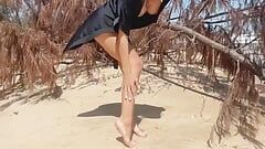 नग्न कमसिन लड़की नग्नतावादी समुद्र तट पर सार्वजनिक सड़क पर चूत, पैर और पैर और पैर, पैर की किस्म दिखाती है