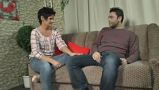 Татуированную зрелую немецкую домохозяйку-брюнетку трахают в анал