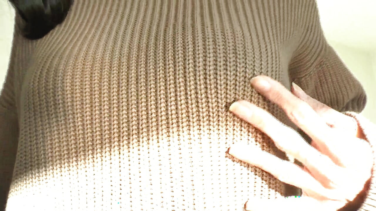 Squirt di sweater saya! Lady Victoria Valente Dalam Sweater Turtleneck Tebal