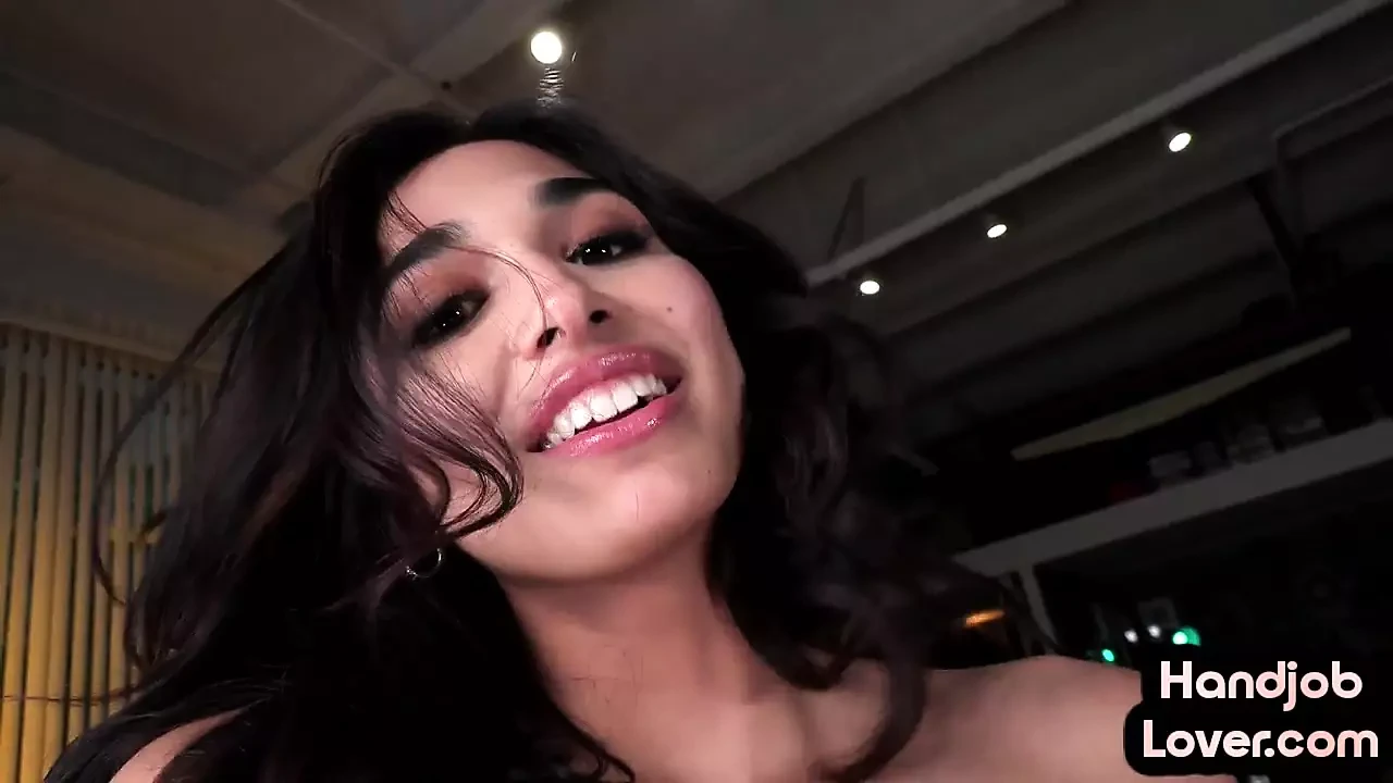 真正的21岁HJ情人用她抹油的手破坏第一人称视角鸡巴