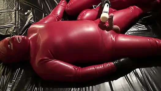 Danielle lateks dalam catsuit memiliki permainan masturbasi lateks dengan budaknya