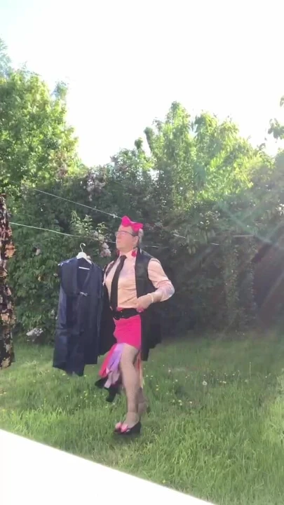 In outfit con la gonna rosa per una sera e vado a prendere la mia lavanderia fuori.