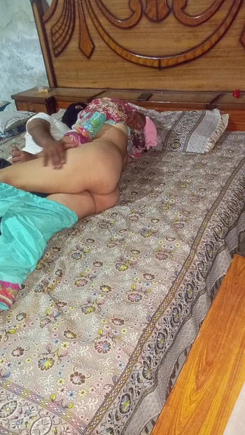 Must-share moment od "Indická desi letuška má sex s cestujícím"