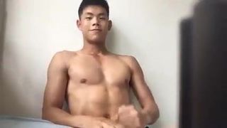 Jovem garanhão bonito asiático masturbando na cam (13 '')