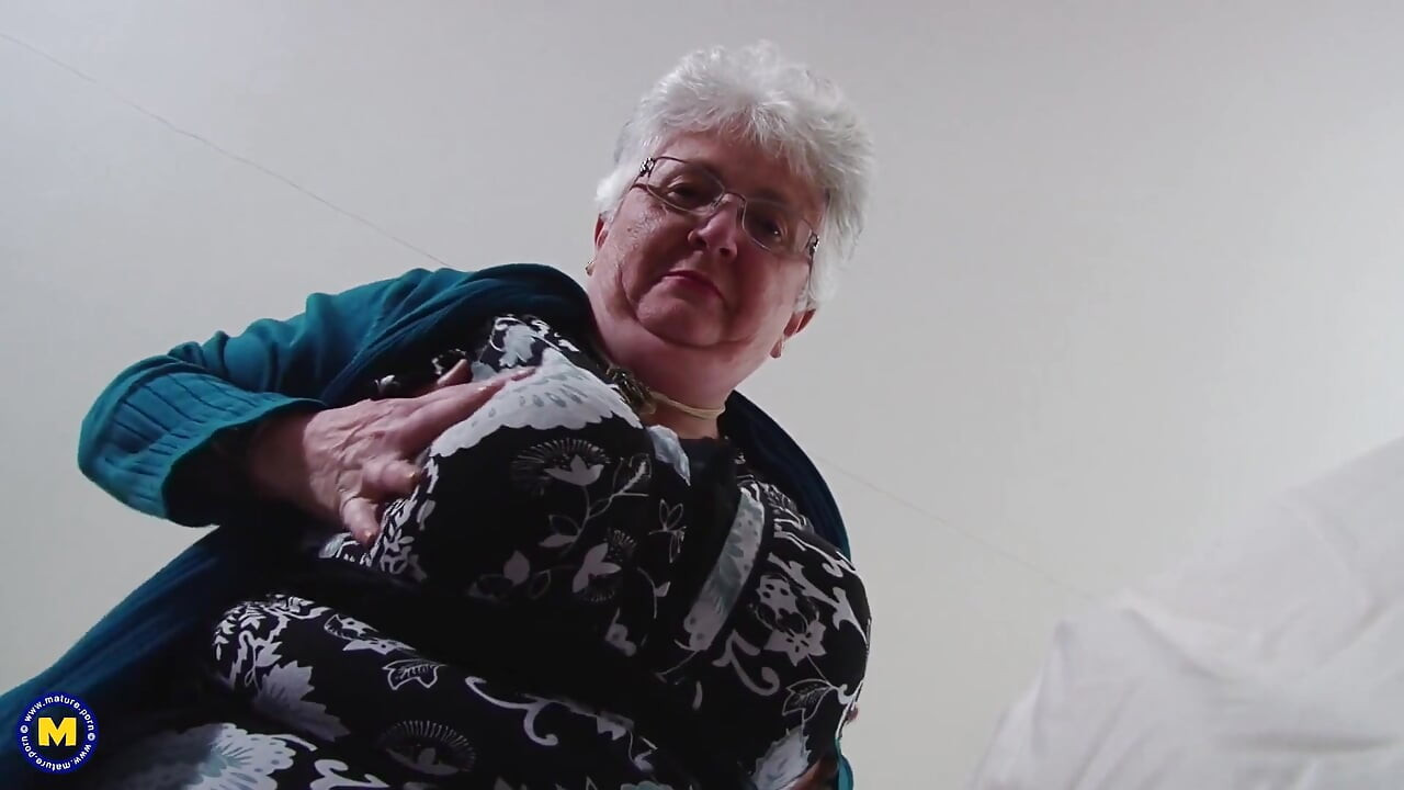 BBW-oma masturbiert ihre haarige alte fotze mit dem glasdildo