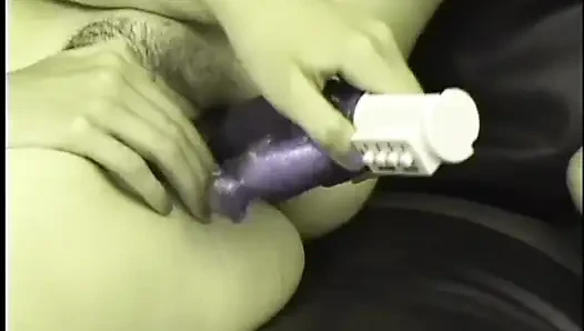Wendy James dildo emiyor ve sonra amını sert sikiyor