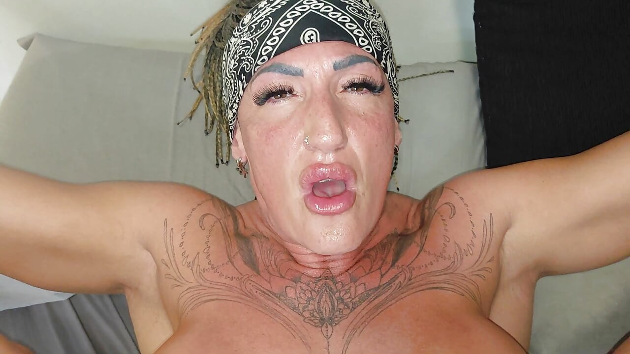 La perra Danaxmuscles rompe mi polla y bolas