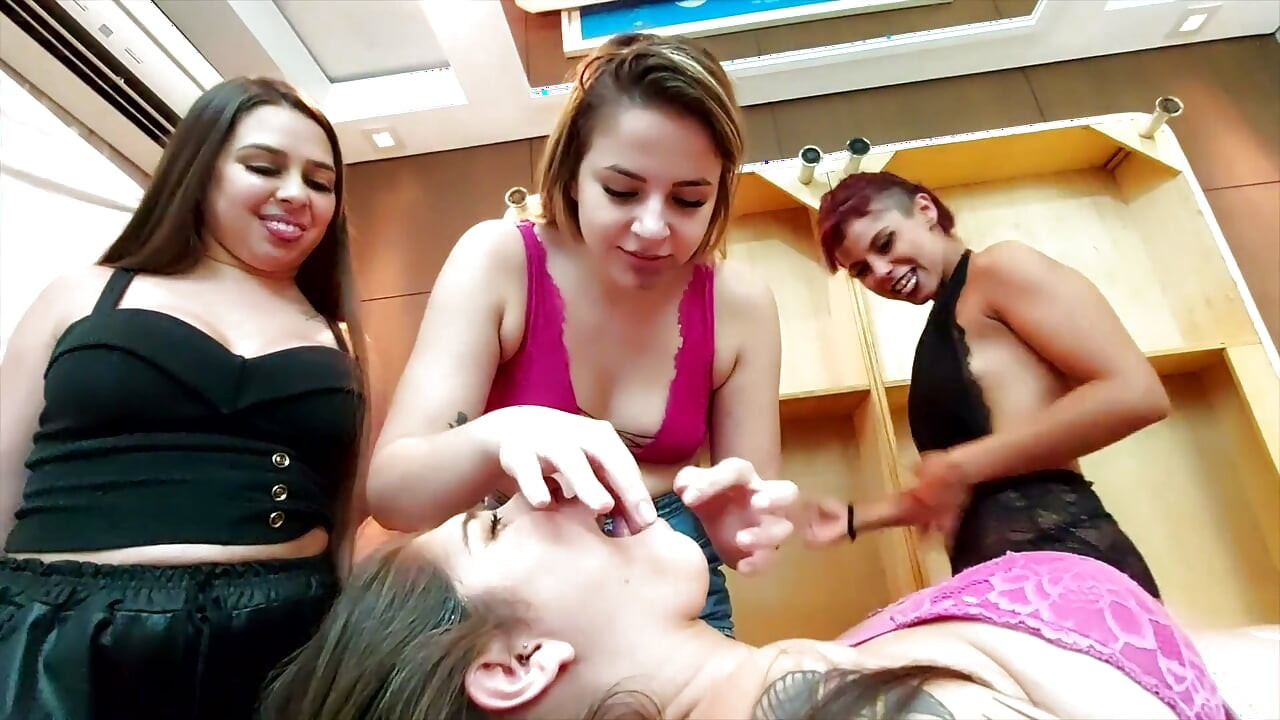 Înghițire de scuipat, sex în grup erotic extrem cu4 fete de top, gagici sexy care scuipa