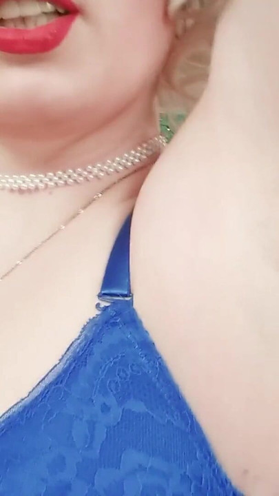 Erőteljes pillanat a "Női dominancia FEMDOM szemszögéből POV videó ARMPITS fétis: imádja az izzadt hónaljat Arya Grander"