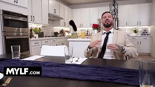 Ненасытная маленькая шайка принимает два члена в ее киску одновременно