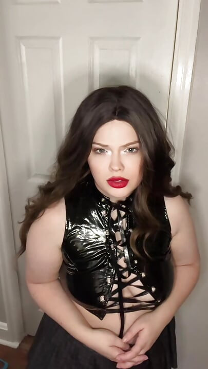 Smoking Leather Mistress Lends Out Her Favorite Toy