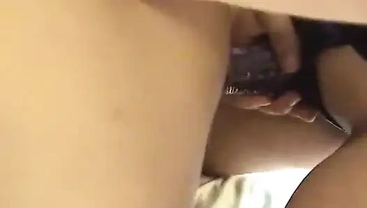 Azgın şişman amcığını parmaklıyor ve takma yarakla sikiliyor