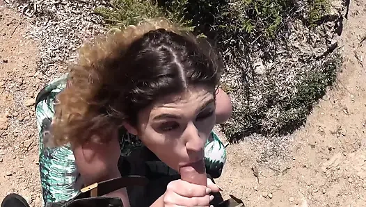 Сексуальный инструктор по йоге и молодая, не такая застенчивая девушка - секс на улице