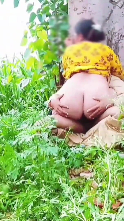 kheton mein Barish ka mausam bahut badi gand upar se naram li to maja a Gaya doggy style upar bataya to pani Nikal Gaya | Clip 2