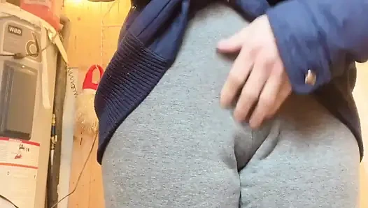 Hana lagi masak di dapur sebelum kencing di toilet