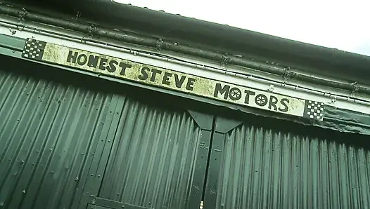 Mulut tante seksi rambut pirang dengan toket besar ini penuh spema