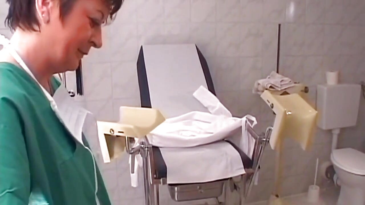 Mogen sjuksköterska dränerar sin patient torr under undersökningen
