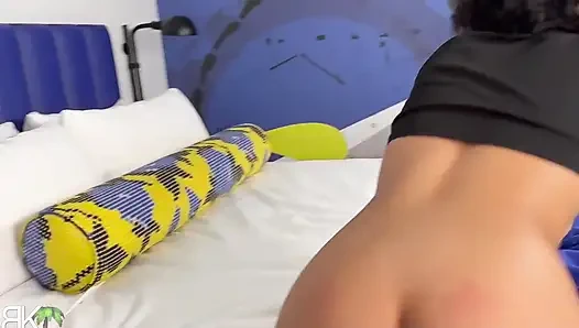 Услужливая домработница и возбужденный гость - Alix Avery