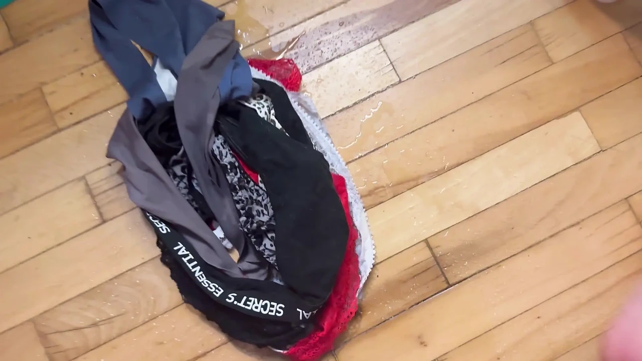 把10对内裤塞进我的室友的两个洞里