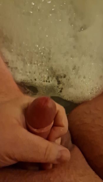 Сперма стекает в ванне