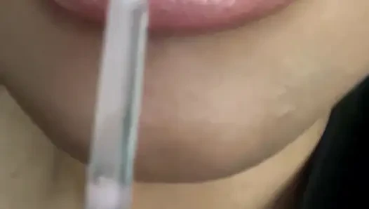 Обнаженный Lipgloss губный фетиш, поклонение губам, женское доминирование